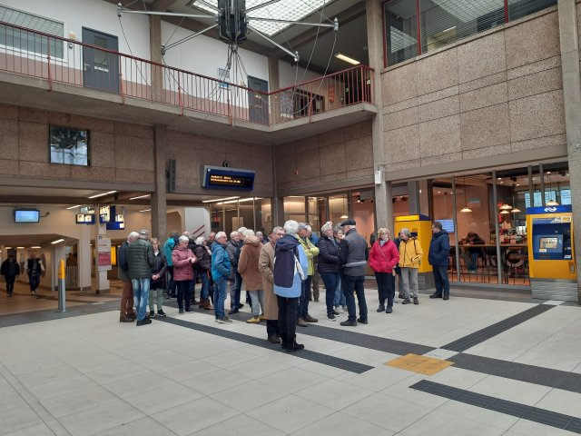 8 Wachtend op de gidsen in de hal station Zutphen 1